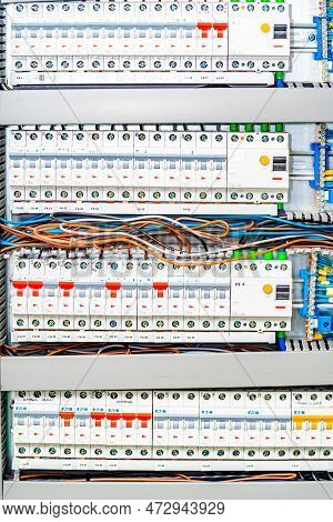 Electricity Distribution System With Fuses And Overvoltage Protection