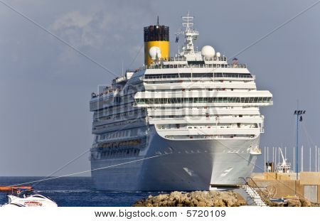 Kreuzfahrtschiff an Rhodes Island, Griechenland