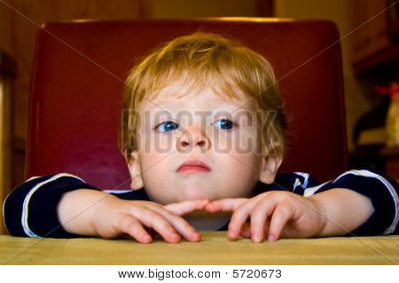 Lindo filho esperando pacientemente