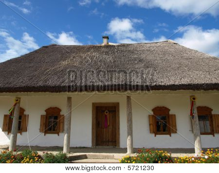 Ukrainske nationale hus i Sorochyntsi landsby.