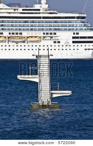 Große Kreuzer Segeln außerhalb Rhodes Island in Griechenland bei Sommerzeit