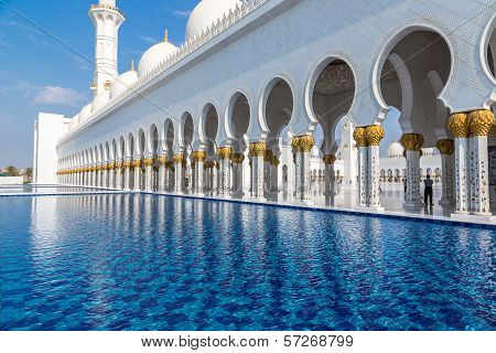 Hallway With Golden Decorated Pillars At The Entrance Of The World Famous Sheikh Sultan Zayed Mosque