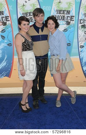 Mae Whitman, Miles Heizer, Sarah Ramos at the 2010 Teen Choice Awards - Arrivals, Gibson Amphitheater, Universal City, CA. 08-08-10