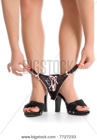 Gambe femminile con perizoma nero.  Giovane, donna