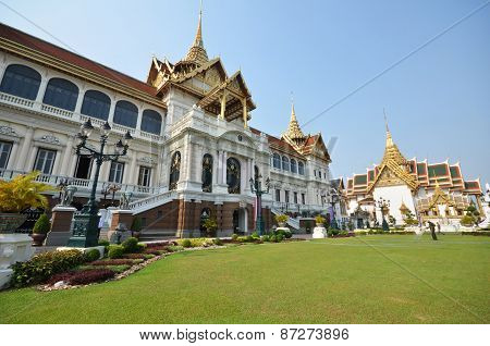 Travelers Visit Chakri Maha Prassat Hall In Gland Palace Of Bangkok ,thailand