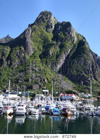 Yacht In montagna Marina In Norvegia