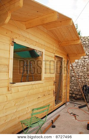 Cabaña de madera parcialmente construido