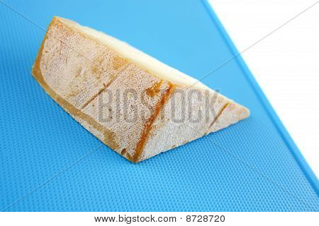 leichte Gauda Käse auf blau