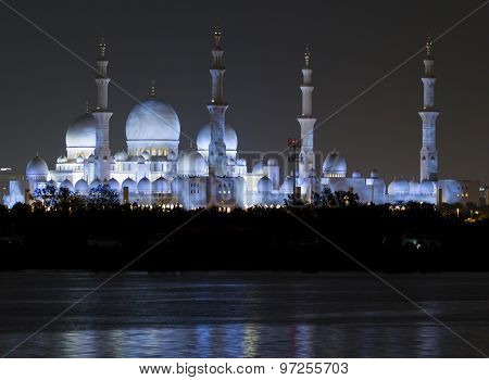 The Sheikh Zayed Grand Mosque in Abu Dhabi at night.