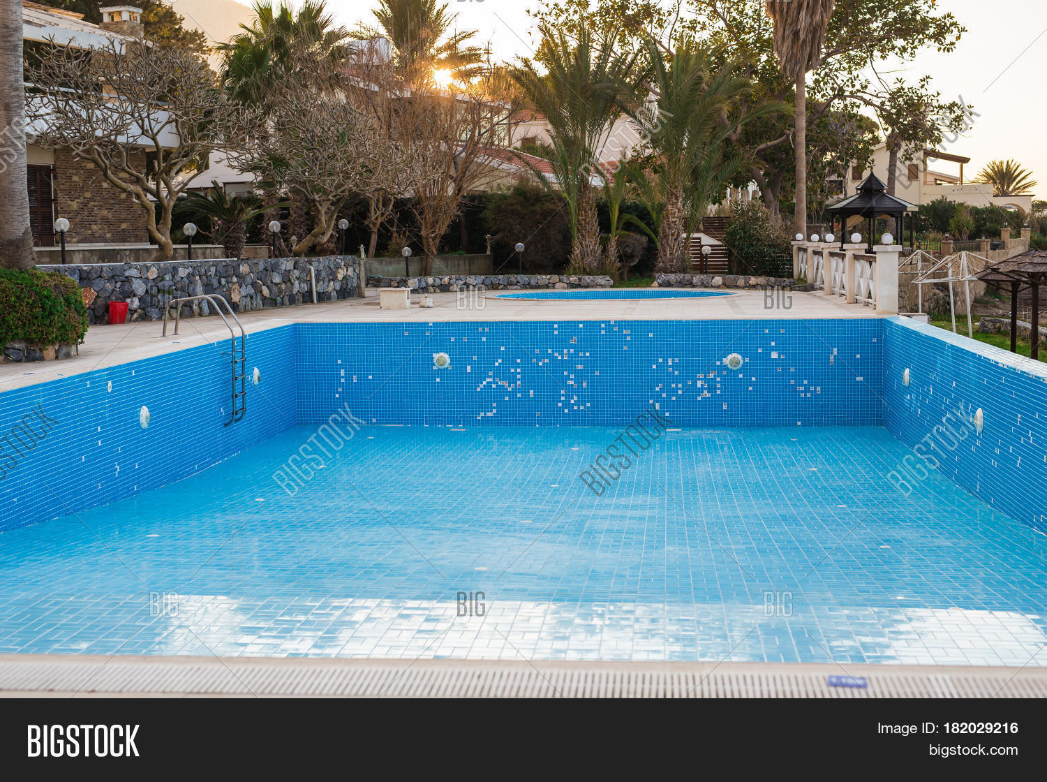 Empty pools. Abandoned swimming pools. Бассейн вид сверху. Empty pools. Бассейн без дорожек.