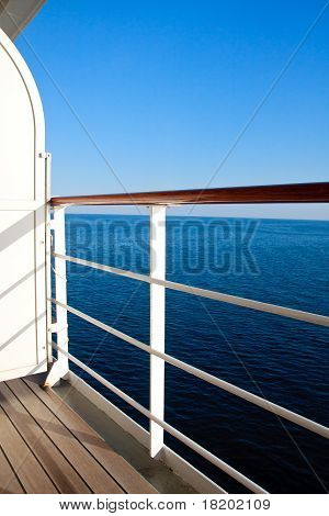 在蓝色海洋上的豪华游轮船阳台视图