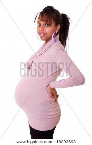 怀孕的年轻非洲裔美国女子