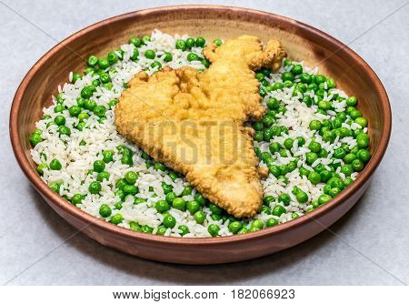 Breaded turkey meat with rice and green peas