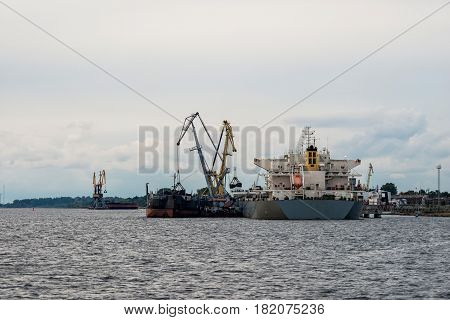 Maritime transportation industry. Ship transshipment of the port channel.