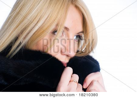 Jonge vrouw in bontjas