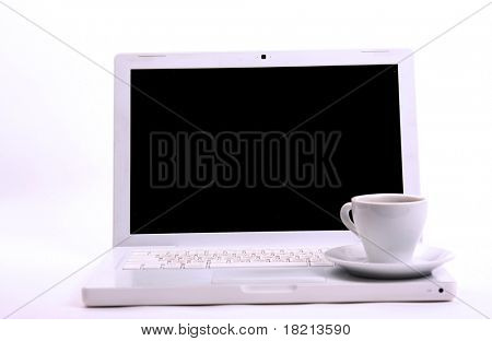 Taza de negro caliente humeante café en un ordenador portátil