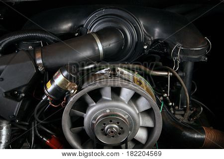 Der Motor eines Sportwagens in einer Nahaufnahme