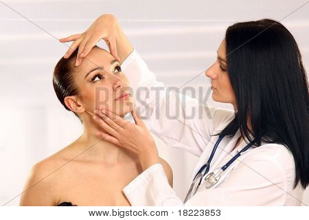 Cara de examen médico de hermosa mujer hermosa médico