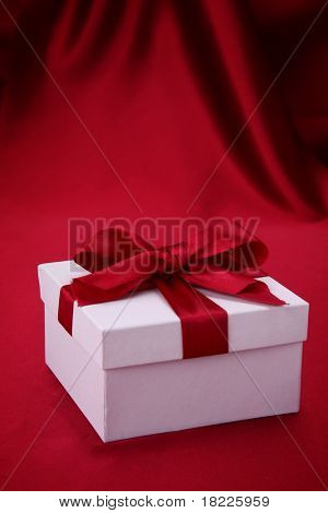 regalo su sfondo rosso satinato