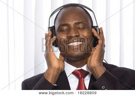 Retrato de um empresário afro-americano sorridente