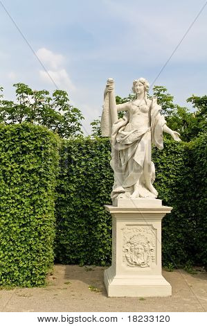 Statue à poitrine nue