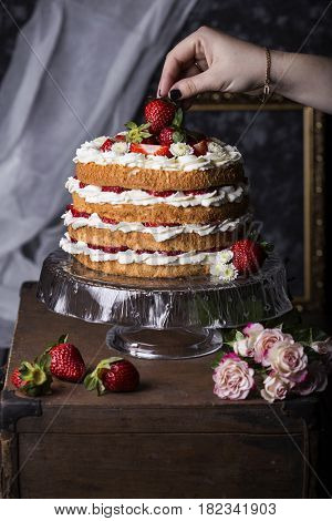 Angel Food Cake With Fresh Berries