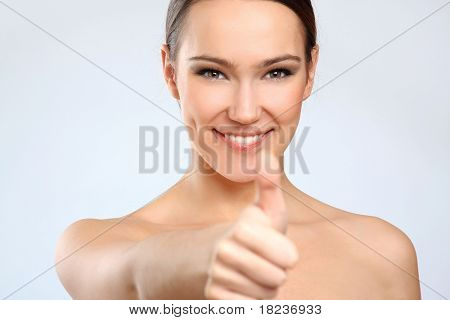 femme montrant OK