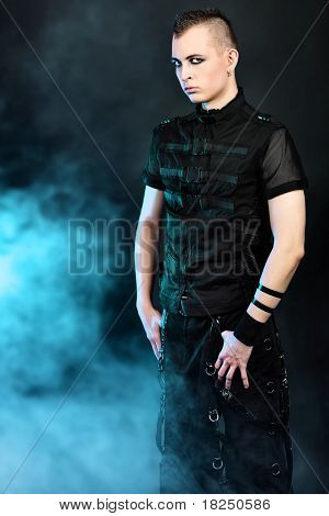 Photo d'un homme sombre skinhead.
