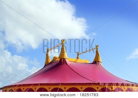 Cirkus telt rød pink farve fire tårne blå himmel