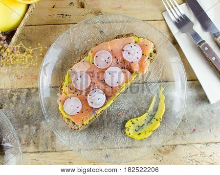 Tostada de salmón ahumado, rábano, crema de celeri y sésamo negro.
Toast of smoked salmon, radish, celeri cream and black sesame.