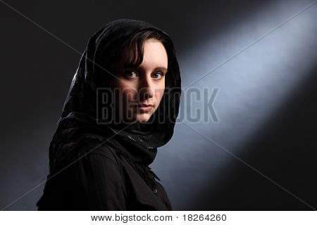 Giovane donna musulmana In Hijab ha momento di tranquillità