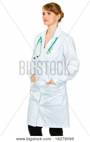 생각에 잠겨있는 의사 여자 복사 공간 흰색 절연 보고 가운의 주머니에 손