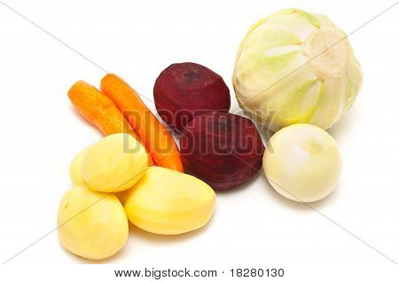 Ingredience pro boršč. Zelí, červená řepa, mrkev, brambory a cibule