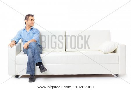 Portræt af den unge mand i hvid på sofa