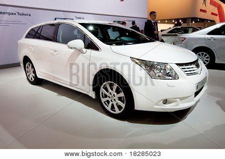 มอสโก รัสเซีย - 25 สิงหาคม: รถสีขาว Tayota Avensis ที่มอสโกนิทรรศการนานา Interauto O