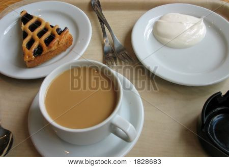 กาแฟ เค้ก และครีม