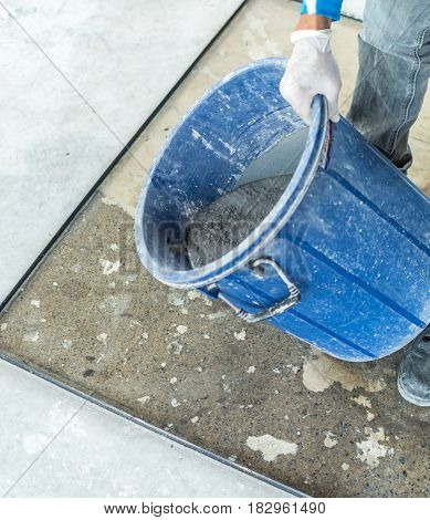 Mixed mortar prepair to leveling into a mold