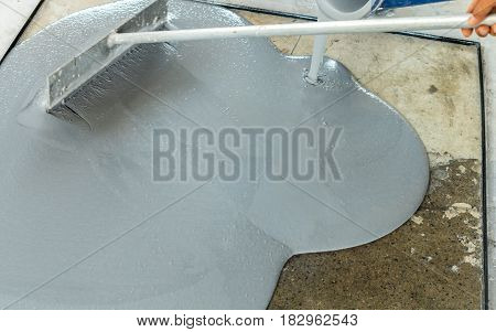 Adjust the mixed cement in the mold