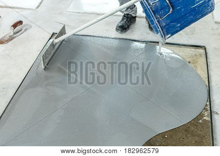 Mixed cement terrazzo mortar leveling in the mold