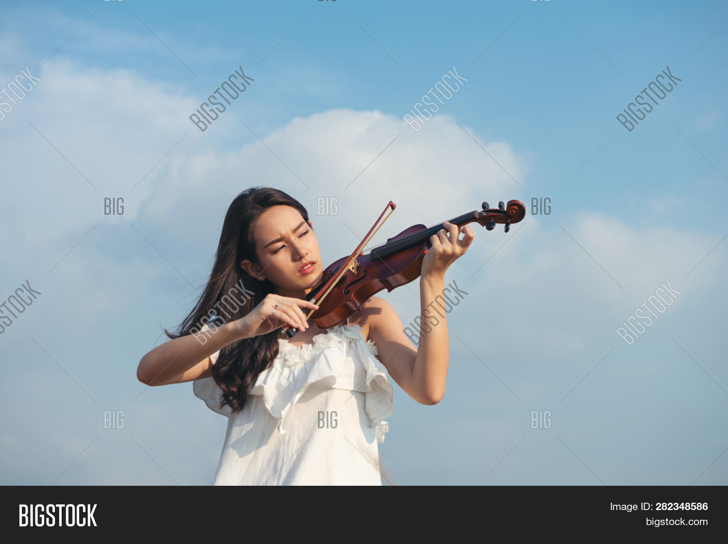 видео девушки играют на скрипках. Lindsey stirling 2560. скрипачка полина виолин. линдси скрипка. азиатская девочка играет на скрипке.