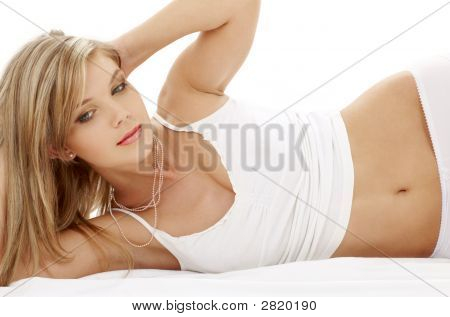 Rubia de ojos azules en ropa interior de algodón blanco