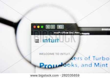 Los Angeles, California, Usa - 25 January 2019: Intuit Website Homepage. Intuit Logo Visible On Disp