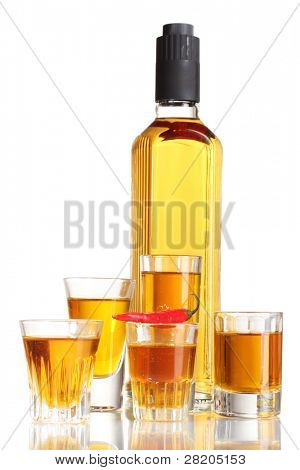 bouteille et verres de poivre rouge et vodka piment isolé on white