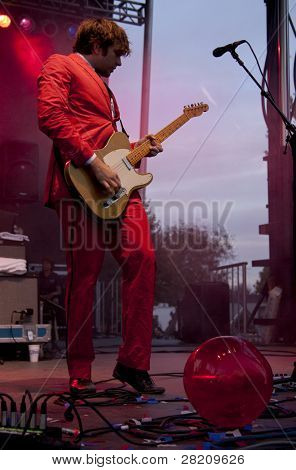 CLARK, NJ - SEPTEMBER 11: Guitarist / keyboardspiller Andy Ross af bandet OK Go udfører på Unionen 