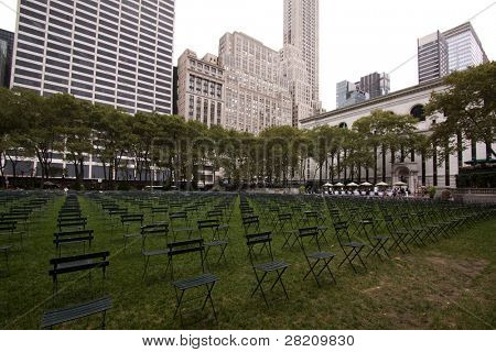 NEW YORK - Syyskuu 11: 2,753 tuolit Bryant Park-puistoon päin Ground Zero muistoksi uhreja, jotka kuolivat 