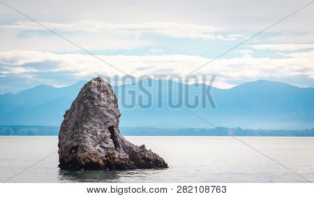 Arrow Rock Also Known As Fifeshire Rock Is A Small Island In Tasman Bay, Off The Coast Of Nelson, Ne