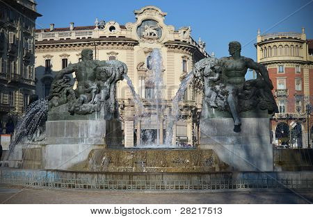 Fuente en Piazza Solferino, Turin, Italia