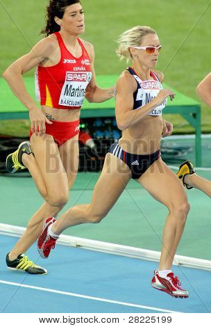 BARCELONA, Španělsko - 27. července: Jennifer loukami Británii konkurovat ženy 800m během 2
