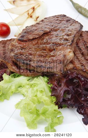 肉料理： 2 つのグリル ステーキ唐辛子と赤ピーマン、緑レタス サラダ、分離料理 ov