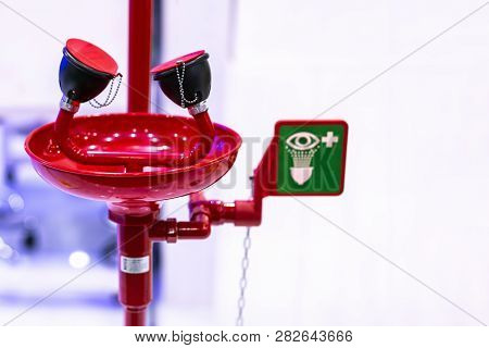 Red Emergency Eye Washing Station Equipment With Safety Signage Unit For Chemical Accident Or Critic